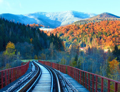 桥上铁路和远山第一个秋雪图片