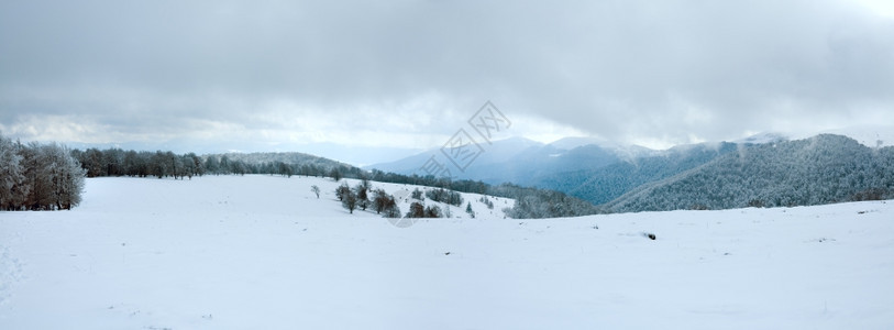 10月第一次冬季积雪的山丘全景乌克兰喀尔巴阡山图片