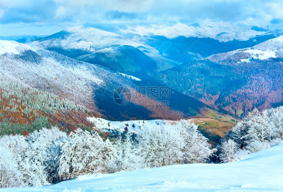 十月山尖森林边缘第一次冬天下雪去年秋在远山边图片