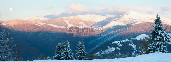 10月的山丘全景第一次冬季雪和去年秋天在远山边的多彩树叶两针缝合图象图片