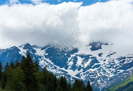 夏季6月阿尔普山顶从Grossglockner高阿尔卑斯山路图片