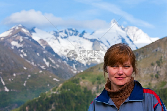 夏季阿尔卑斯山从格罗斯洛克纳高山公路观看和女肖像图片