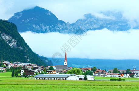 阿尔卑斯山夏季风景和谷村庄奥地利图片