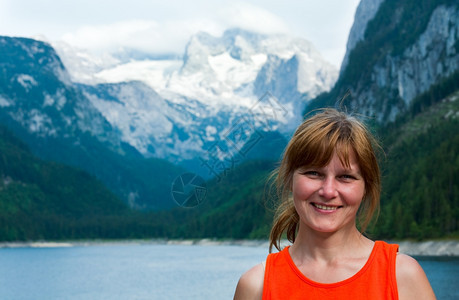 美丽的夏天阿尔卑斯湖Gosausee风景奥地利和女肖像图片