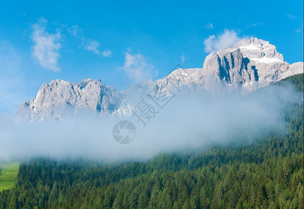 清静夏季意大利多洛米山景图片