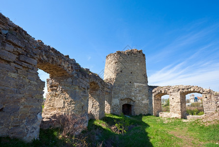 城堡废墟的春光乌克兰赫梅尼茨基州图片