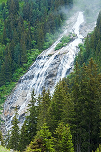 阿尔卑斯山美丽的瀑夏季风景奥地利图片