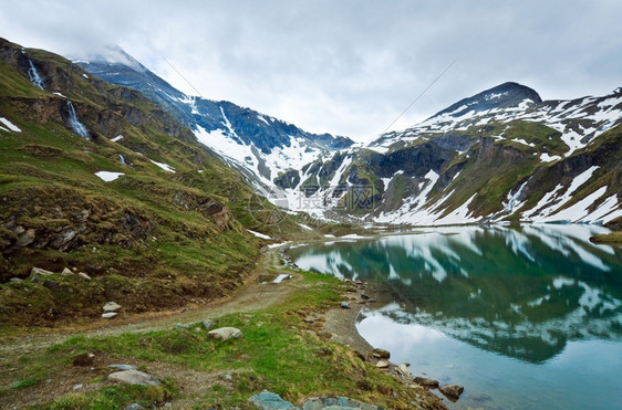 阿尔卑斯山平静的夏季风景Grossglockner高阿尔卑斯山路附近湖的反射图片