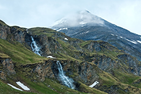 瀑布山格罗斯洛克纳高阿尔卑斯山路附近的小瀑布背景