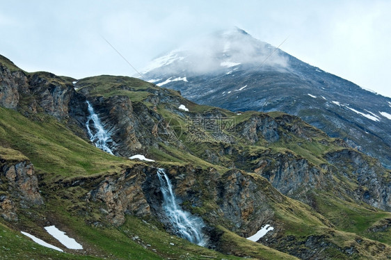 格罗斯洛克纳高阿尔卑斯山路附近的小瀑布图片