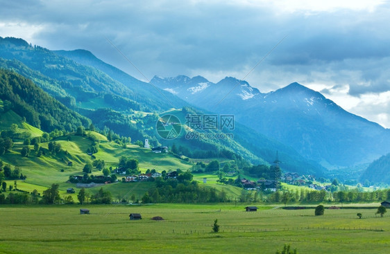 阿尔卑斯山夏季风景和谷村庄奥地利图片