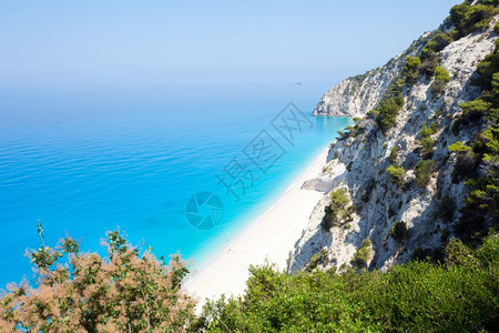 位于伊奥尼亚海希腊莱夫卡达的美丽夏季白色Egremni海滩图片