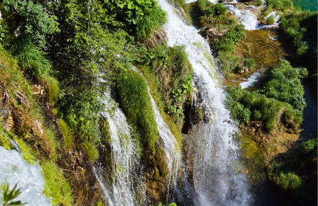 普利维茨湖泊公园克罗地亚夏季瀑布和草地图片