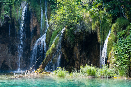 美丽的瀑布和石洞夏季景色克罗地亚普利维茨湖公园图片