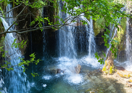 美丽的瀑布和石洞夏季景色克罗地亚普利维茨湖公园图片