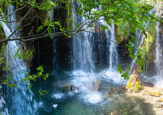 美丽的瀑布和石洞夏季景色克罗地亚普利维茨湖公园图片