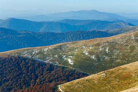 10月喀尔巴阡山博加瓦高原第一次冬季降雪图片