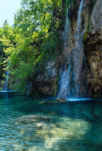 普利维茨湖公园克罗地亚美丽的夏季瀑布和跛脚湖风景图片