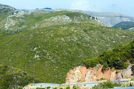 与蛇形公路的夏季Llogara通过路阿尔巴尼亚图片