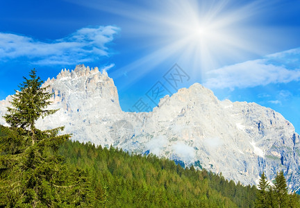 意大利多洛米山和蓝天的阳光图片