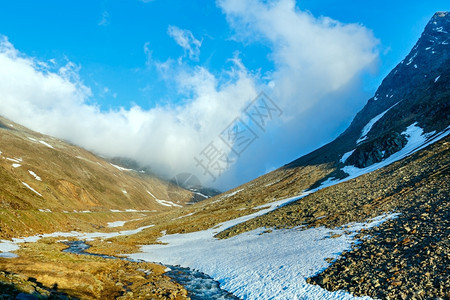 傍晚的山溪和日落靠近Timmelsjoch意大利奥地边界高山公路图片