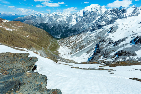 夏季斯泰尔维奥通过高山路和坡雪意大利图片