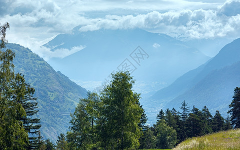 夏季薄雾山地景观瑞士阿尔卑斯山图片