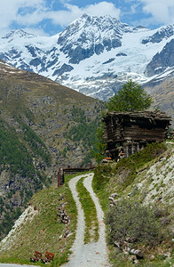 带有木制谷仓的夏季阿尔卑斯山高原瑞士Zermatt附近图片