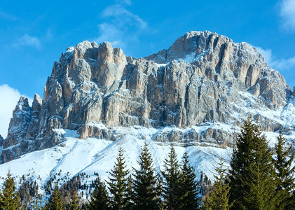 美丽的冬季落基山脉景观从大白云石路GrandeGirodelleDolomiti或GroeDolominstrae俯瞰意大利南蒂图片