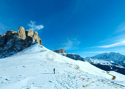 美丽的冬季山丘和公路上的女孩意大利SellaPass图片