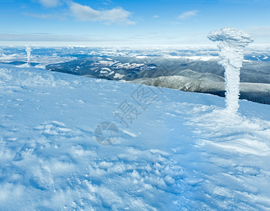 上午好阳光明媚的冬季山地景观和积雪柱喀尔巴阡山乌克兰图片