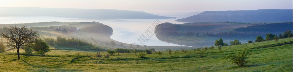 Bakota是一个历史淹没定居点上午的雾泉全景乌克兰赫梅尼特斯基州图片