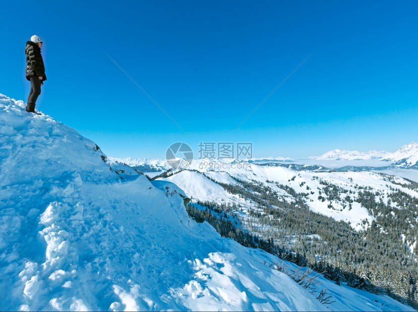 冬季山上的妇女Shneeberg顶部和后面的视野奥地利霍科尼希区图片