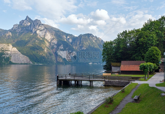 特劳西夏季湖附近的木凳特劳恩基琴奥地利图片