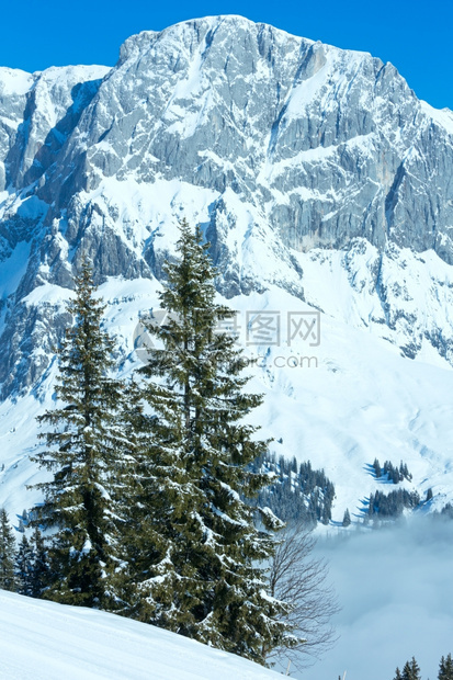 上午冬季山区景观下谷有云奥地利霍科尼希区图片