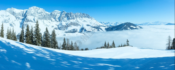 上午冬季山区景观下谷有云奥地利霍科尼希区图片