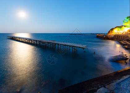 被摧毁的码头月球之路和夏夜海岸线保加利亚图片