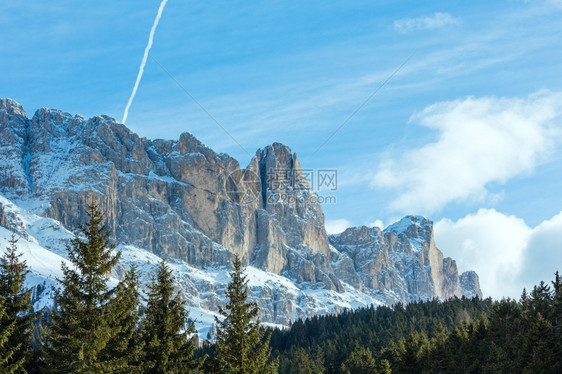 美丽的冬季落基山脉景观从大白云石路GrandeGirodelleDolomiti或GrosseDolominstrasse俯瞰意图片