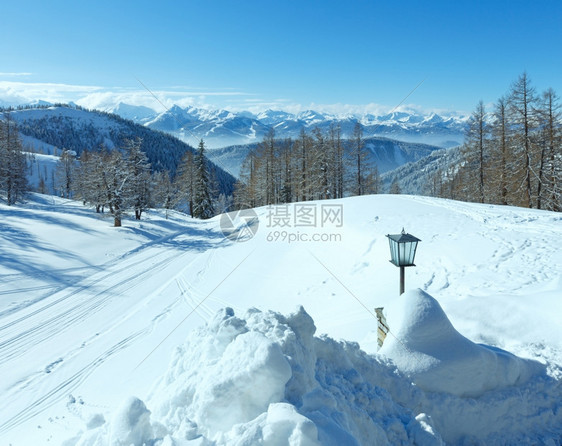 Dachstein山群奥地利和旅馆入口附近的灯图片