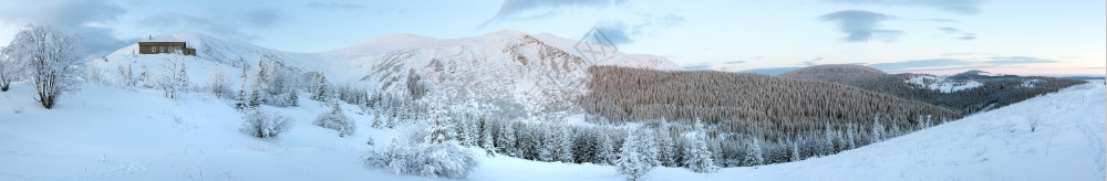 早于冬季山地景观脊上有房子喀尔巴阡山乌克兰图片