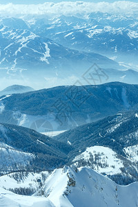 Dachstein山地表顶部奥利的冬季荒凉景色图片