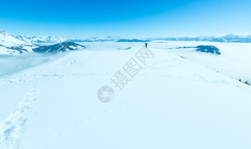 冬季山上的妇女Shneeberg顶部和后面的视野奥地利霍科尼希区图片