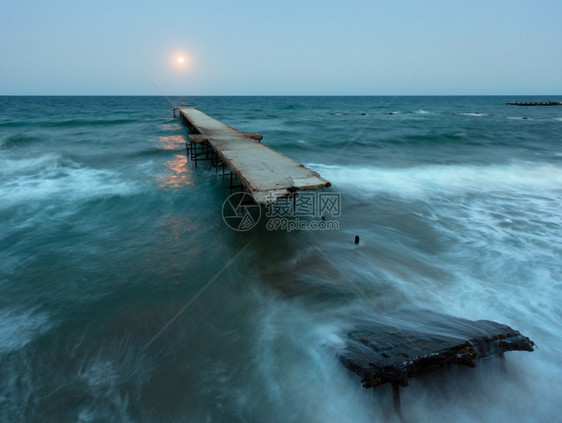 夜海浪景被毁坏的码头和天空中月亮黑海保加利亚图片