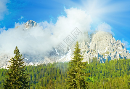 清静夏季意大利多洛米山脉阳光图片