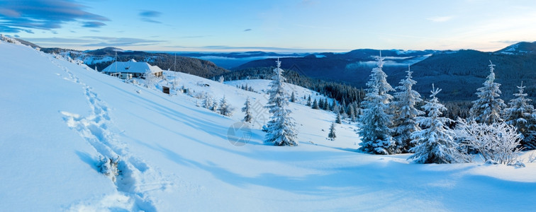 上午冬季山地景观脊和脚步上的房子喀尔巴阡山乌克兰图片