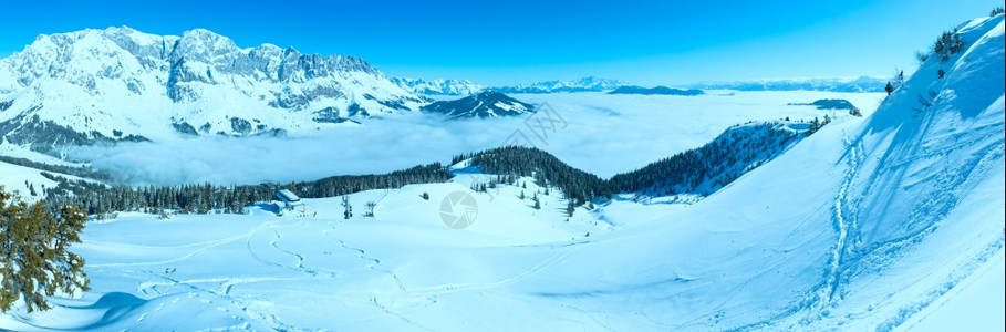 上午冬季山区全景和摄影师的子奥地利Hochkoenig地区无法辨别所有人图片