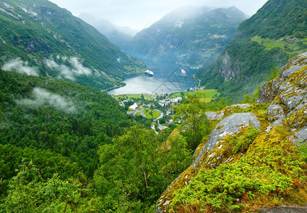从达尔斯尼巴山俯瞰盖兰杰峡湾挪威夏季景色图片