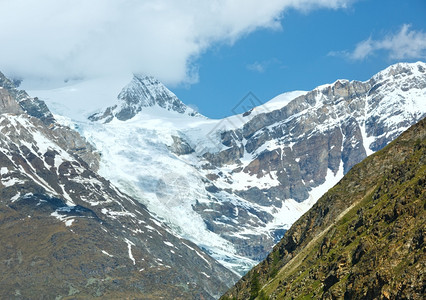 高原瑞士Zermatt附近的夏季阿尔卑斯山景图片