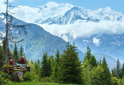 MontBlanc山群和石块上的家庭法国从PlaineJaux郊区看图片