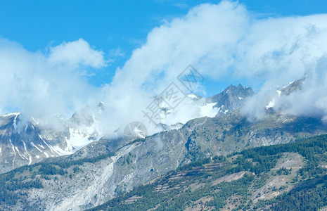 山顶上雪的夏季山地景观瑞士阿尔卑斯山图片